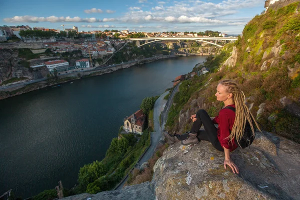 Женщина, сидящая на скале — стоковое фото