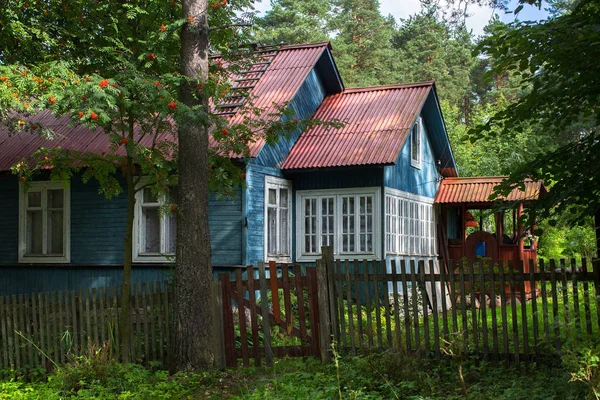 Casa de madera residencial típica — Foto de Stock