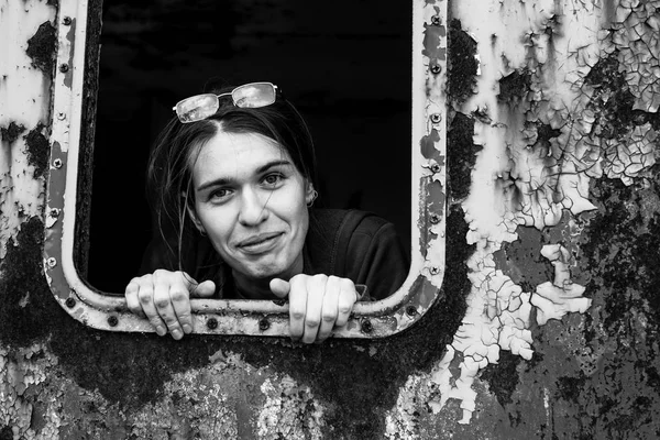 Donna che guarda fuori dalla finestra — Foto Stock