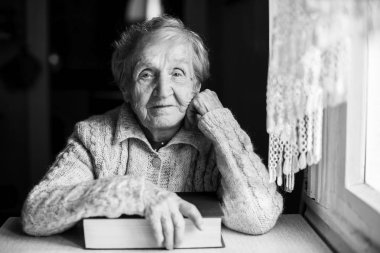 kapalı bir kitap kadınla