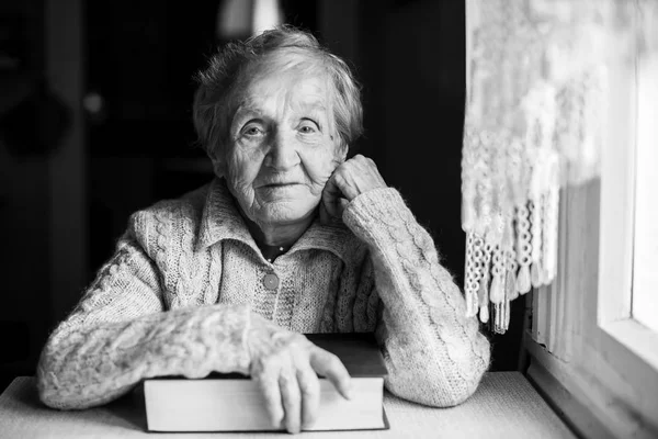 kapalı bir kitap kadınla