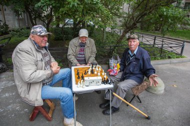 Emekliler avluda satranç oynamak