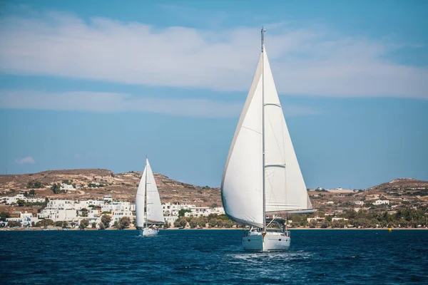 Iate à vela durante uma regata — Fotografia de Stock