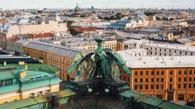 St.Petersburg katedralde St. Isaac'ın çatılardan