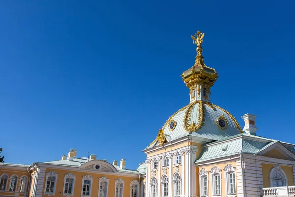 Gebäude des komplexen Schlosses Peterhof — Stockfoto