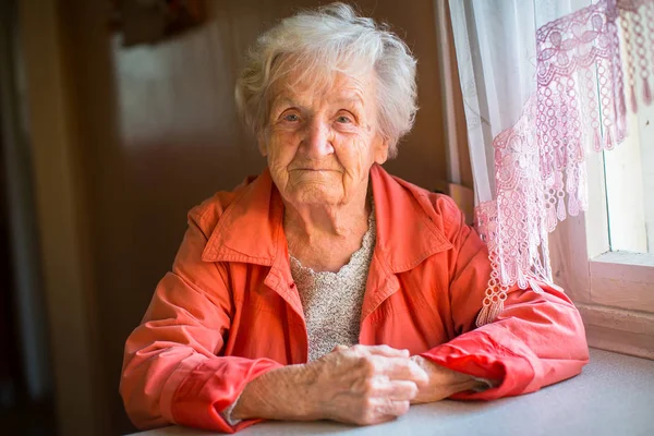 Aktern äldre kvinna — Stockfoto