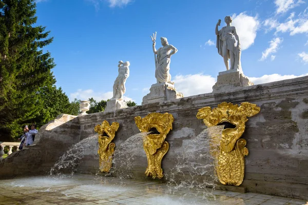 Fountains of the Grand Cascade in Peterhof — Stock Photo, Image