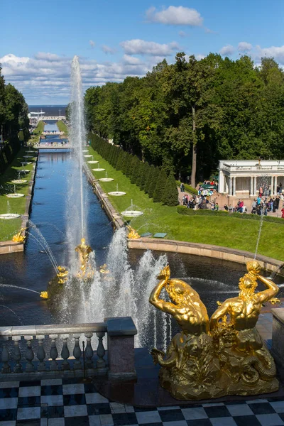 Fuentes de la Gran Cascada en Peterhof —  Fotos de Stock