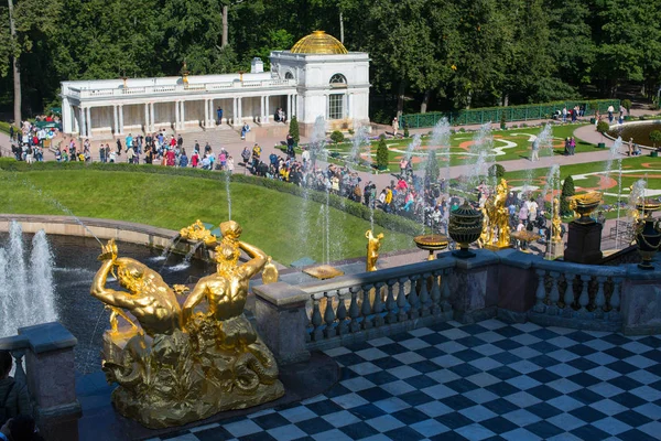 Fuentes de la Gran Cascada en Peterhof — Foto de Stock