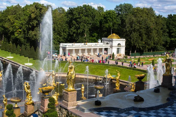 Brunnen der großen Kaskade in Peterhof — Stockfoto