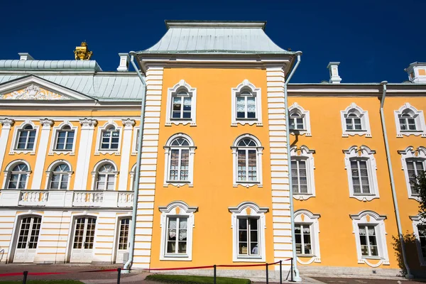 Gebäude des komplexen Schlosses Peterhof. — Stockfoto