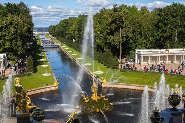 Fontes da Grande Cascata em Peterhof — Fotografia de Stock