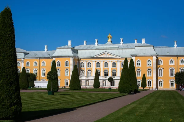 Budovy komplexu paláce Petrodvorec — Stock fotografie