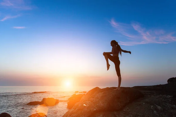 Frau führt Fitnessübungen durch — Stockfoto