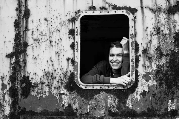 Jovem mulher na janela — Fotografia de Stock