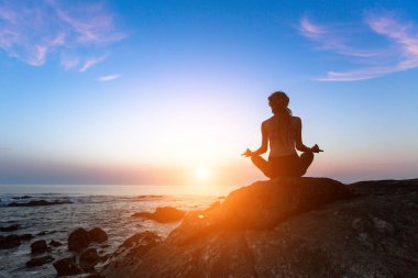 Okyanusu üzerinde meditasyon kadın