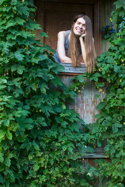 Donna sotto il portico di una casa di paese — Foto Stock