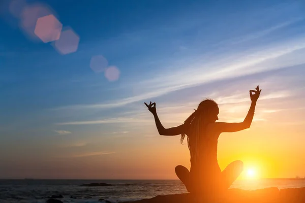 Mujer de la meditación en el océano — Foto de Stock