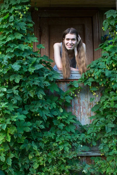 Žena na verandě vesnice d — Stock fotografie