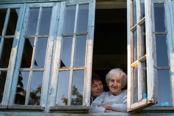 yaşlı kadın ve yetişkin kızı
