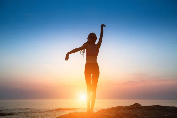 Silhouet flexibele meisje beweegt in dans — Stockfoto