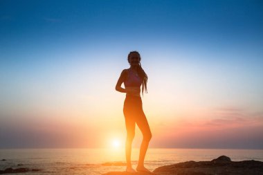 Siluet esnek kız dans hamle