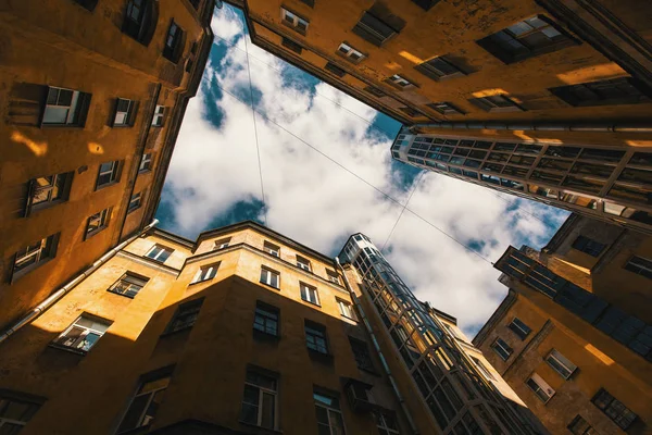 St. Petersburg şekillerde yarda yapısı