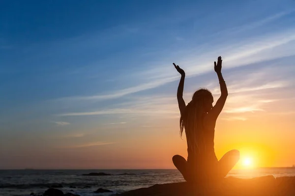 Junge Frau praktiziert Yoga — Stockfoto