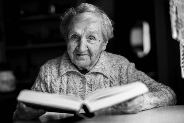 Starší žena, sedící u tabl — Stock fotografie