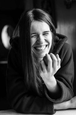 Çekici genç uzun saçlı kadın