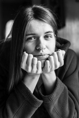 Çekici genç uzun saçlı kadın