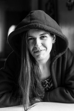 Çekici genç uzun saçlı kadın