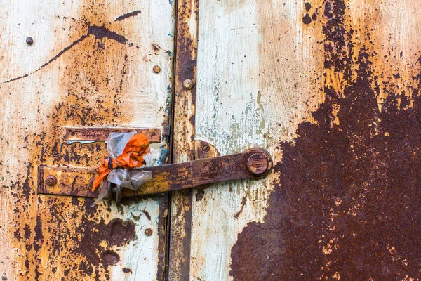 Puerta con pintura descascarada. — Stockfoto