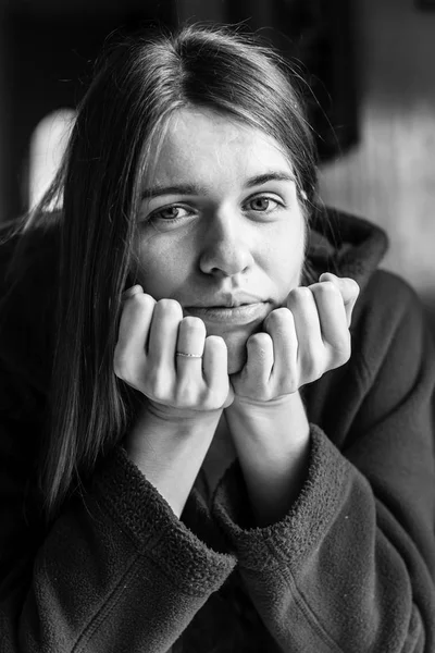 Çekici genç uzun saçlı kadın