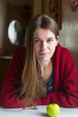 Genç güzel uzun saçlı kadın