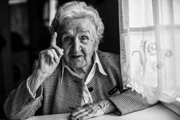 Mujer anciana gesticulando al hablar — Foto de Stock