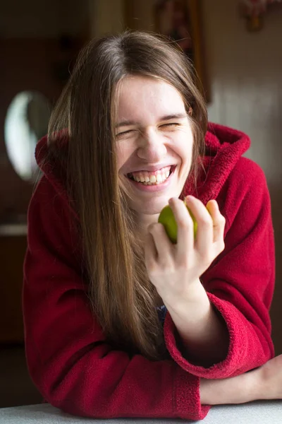 Jonge mooie vrouw — Stockfoto