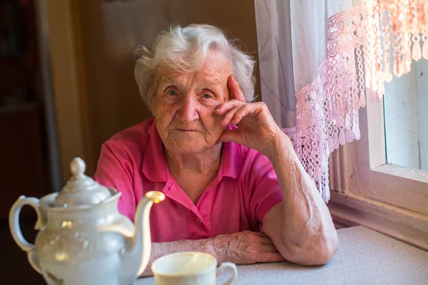 Retrato de anciana —  Fotos de Stock