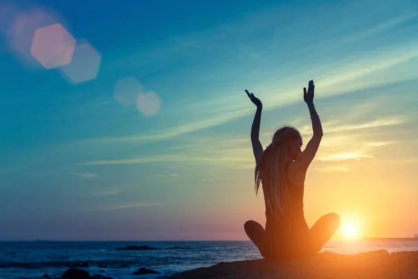 Femme sur l'océan pendant le coucher du soleil . — Photo