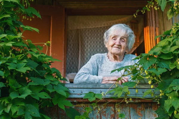 Äldre kvinna på gröna terrassen — Stockfoto