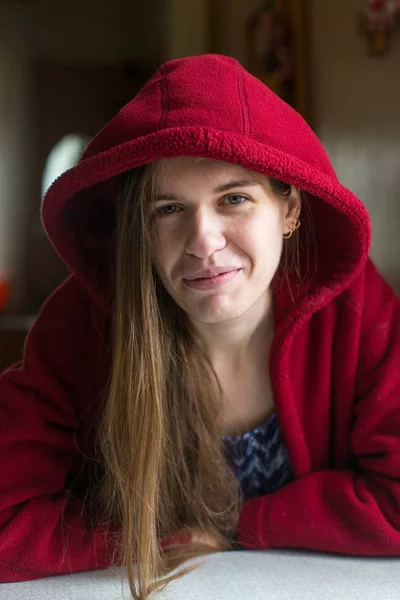 Mujer con chaqueta roja —  Fotos de Stock