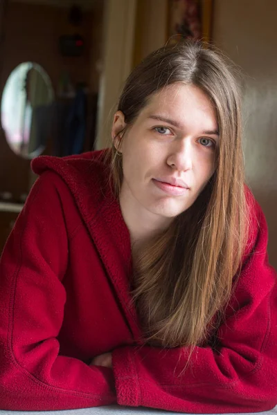 Mujer con chaqueta roja — Foto de Stock