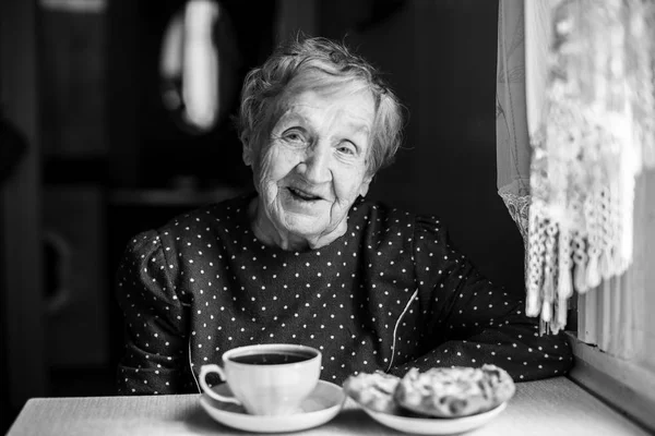 Ältere Frau mit einer Tasse Tee. — Stockfoto