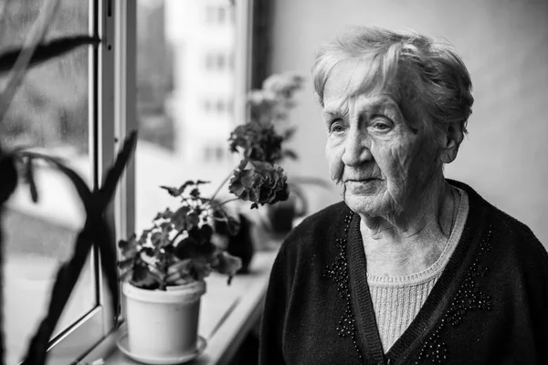 Yaşlı kadın Balkonda duran — Stok fotoğraf
