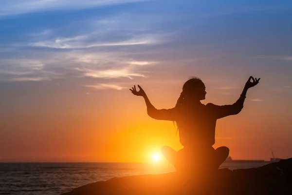 Mujer practicando yoga — Foto de Stock