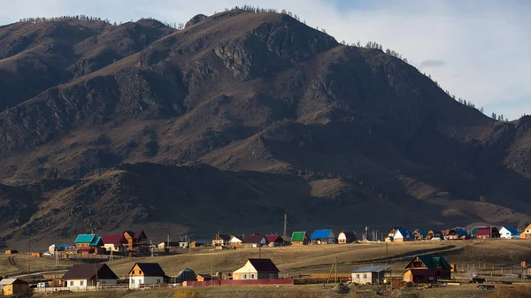 Altay Cumhuriyeti'nin dağları köyünde — Stok fotoğraf