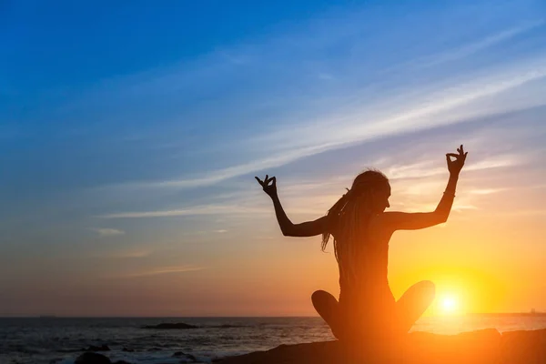 Kvinna utövar yoga — Stockfoto