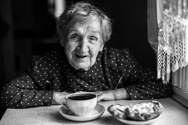 Idős asszony teázás — Stock Fotó