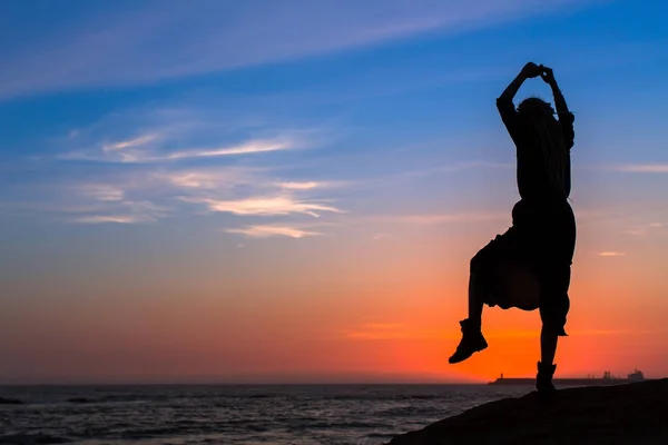 Femme sur la plage de la mer au coucher du soleil . — Photo