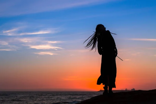 Mulher na praia do mar ao pôr do sol . — Fotografia de Stock